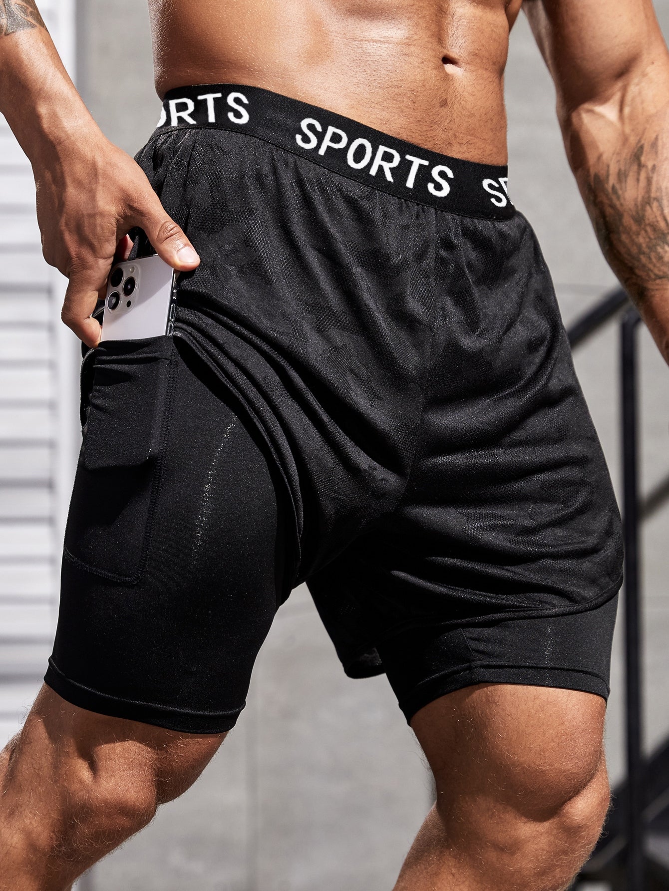 Men Letter Tape 2 In 1 Sports Shorts With Phone Pocket