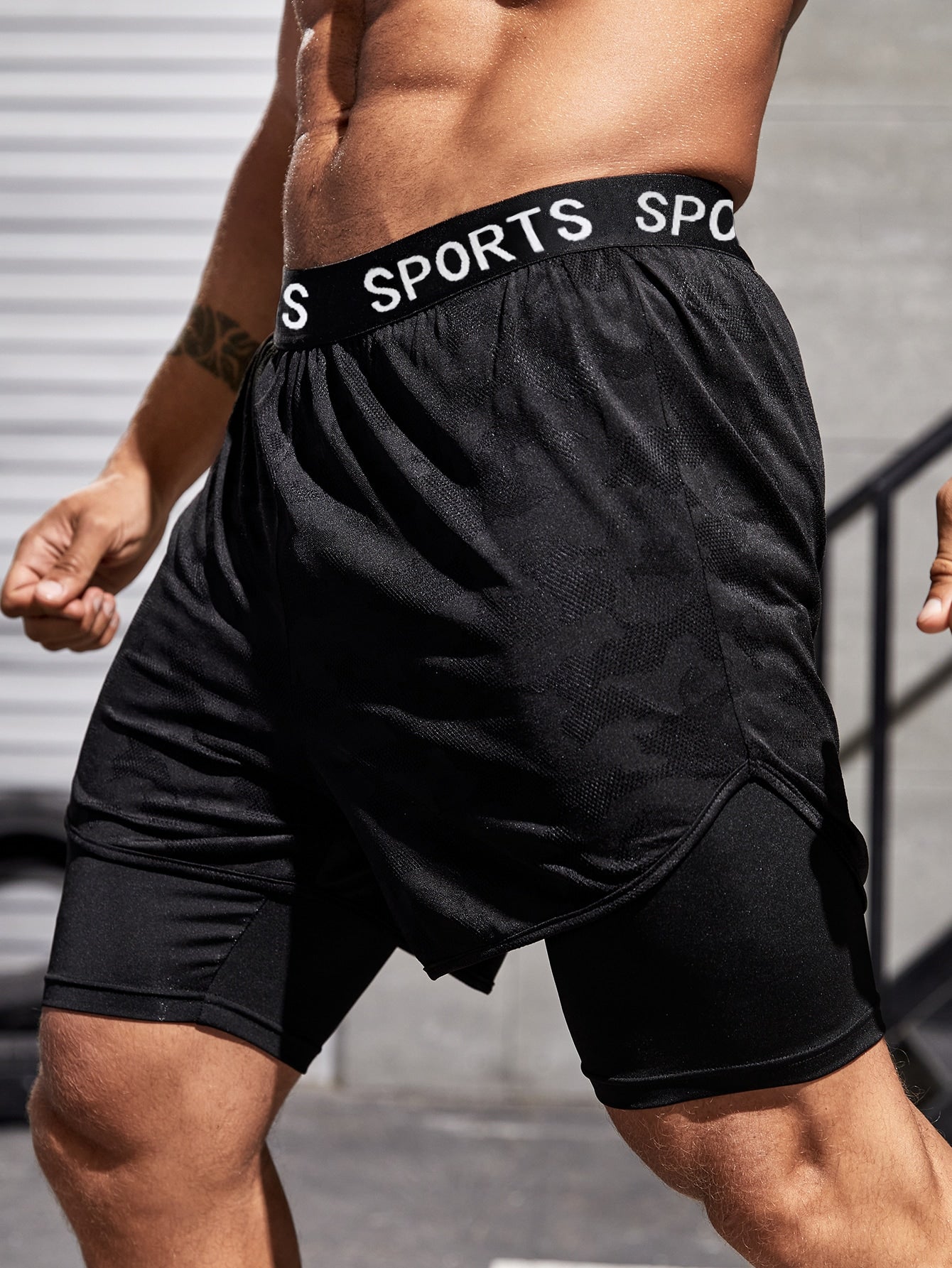 Men Letter Tape 2 In 1 Sports Shorts With Phone Pocket