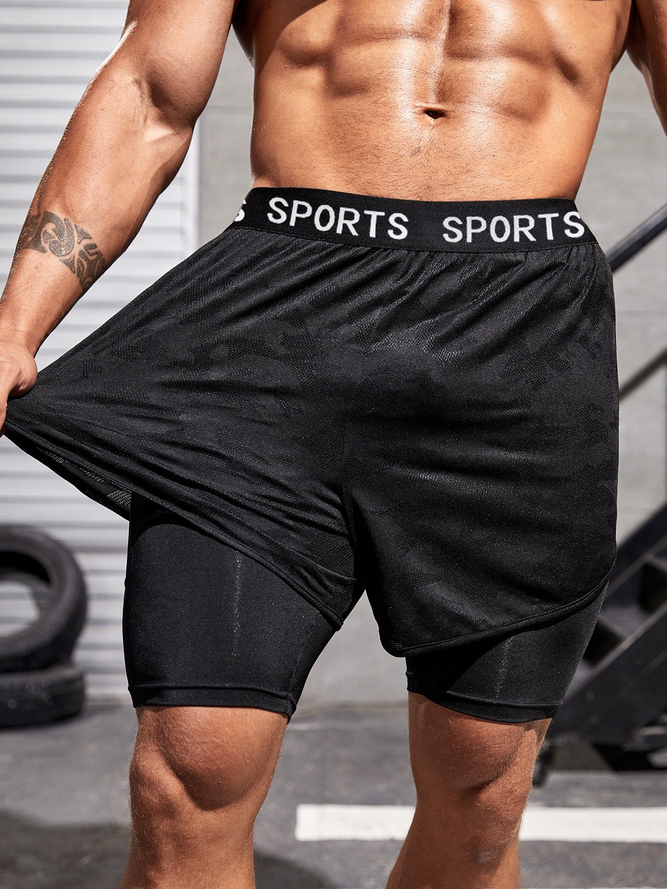 Men Letter Tape 2 In 1 Sports Shorts With Phone Pocket